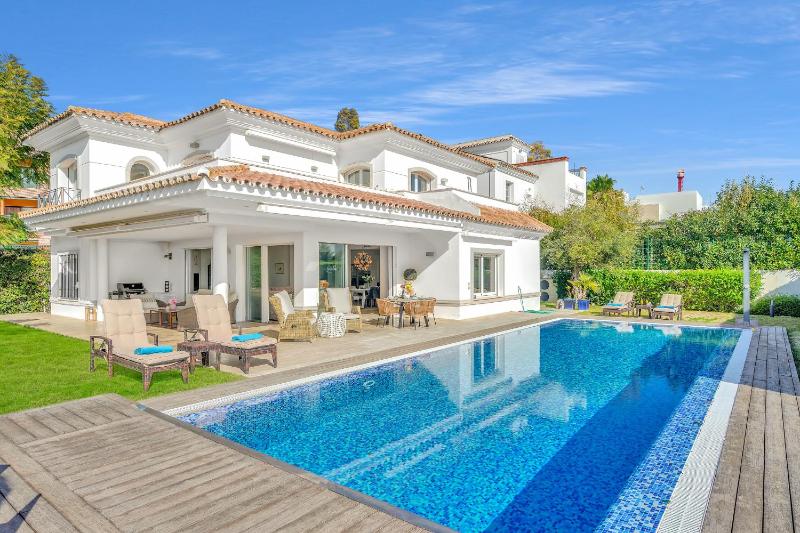 Villa Molly - Elegant Beachside Home by Finest Rentals - image 1