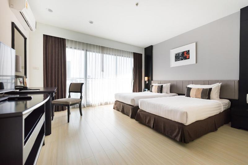 Deluxe One-Bedroom Apartment image 3