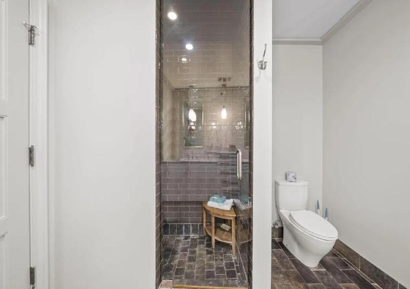 Refined 3BR Beach Retreat - image 13
