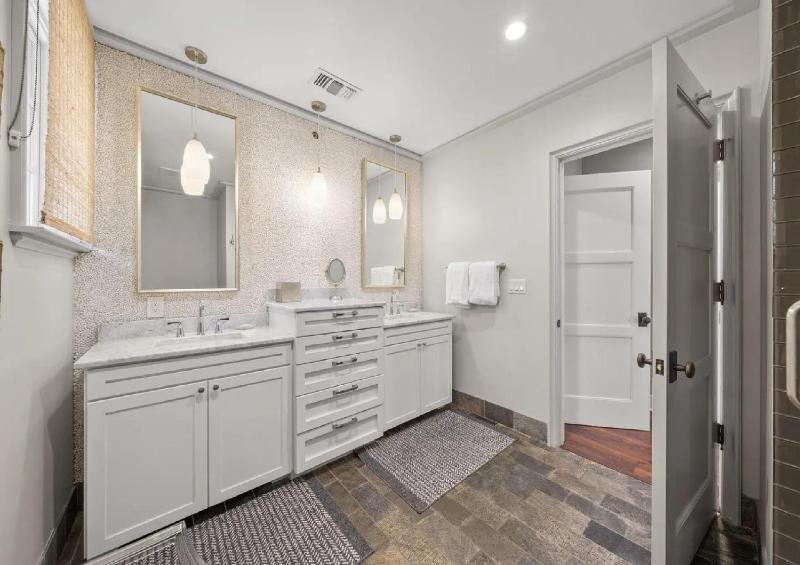 Refined 3BR Beach Retreat - image 12