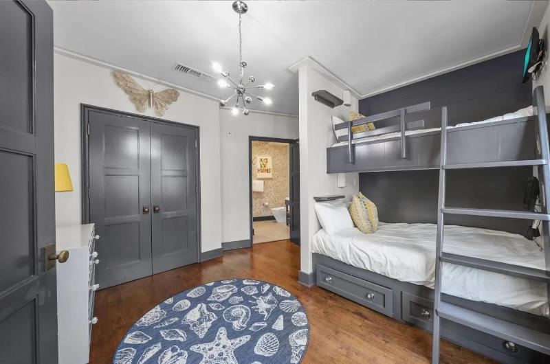 Refined 3BR Beach Retreat - image 5