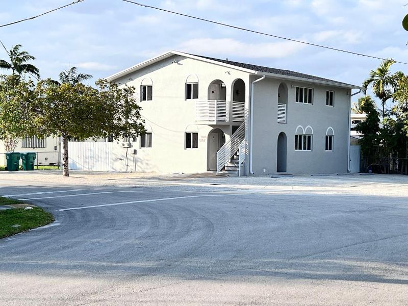 Stylish 2 Bedrooms Apartment by Miami Airport - image 14