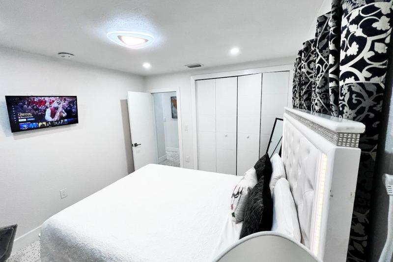 Stylish 2 Bedrooms Apartment by Miami Airport - image 10