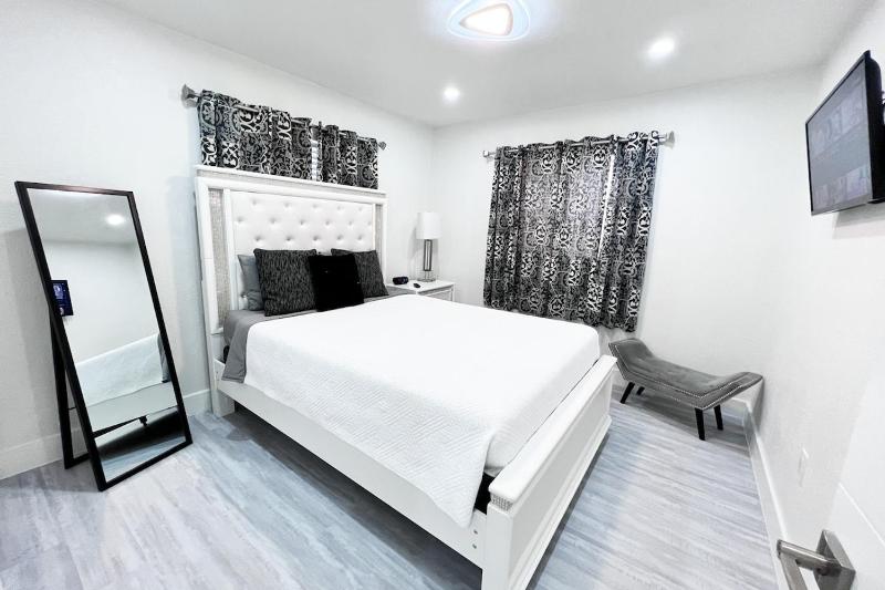 Stylish 2 Bedrooms Apartment by Miami Airport - image 8