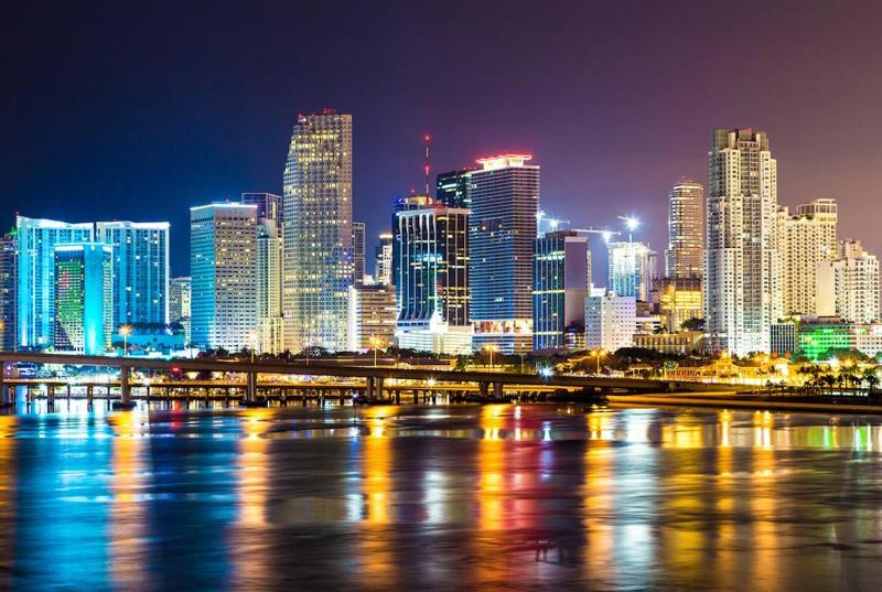 Stylish 2 Bedrooms Apartment by Miami Airport - image 2