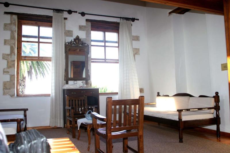 Deluxe Quadruple Room image 3