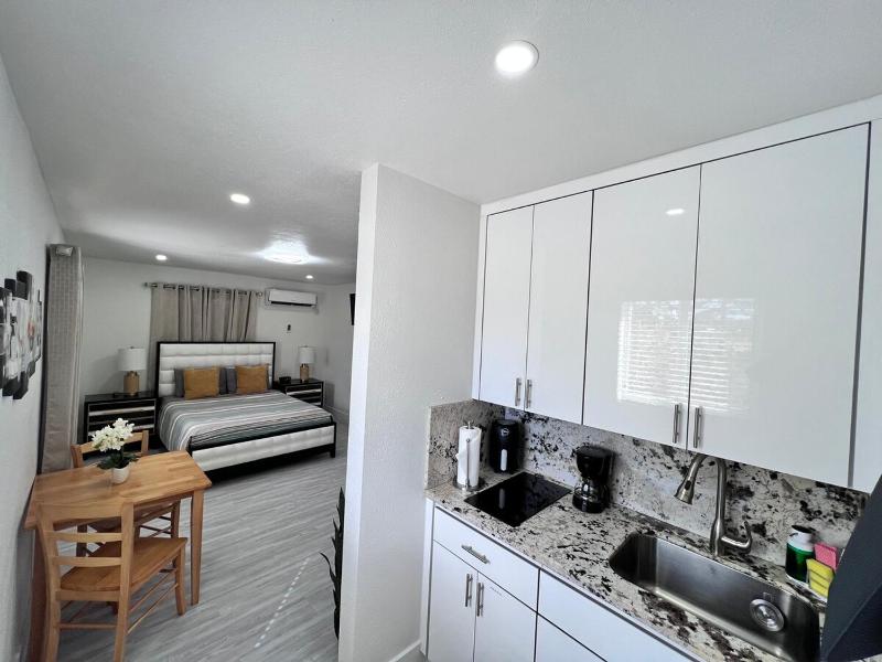 Stylish Studio Apartment by Miami Airport - image 5