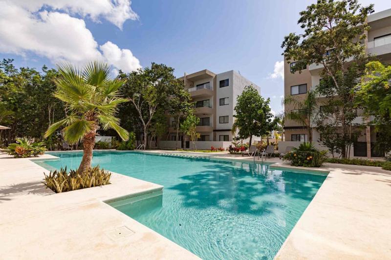3BR Oasis: Poolside Gym Near Beach & Xcaret - image 2