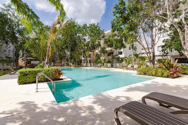 3BR Oasis: Poolside Gym Near Beach & Xcaret - image 5