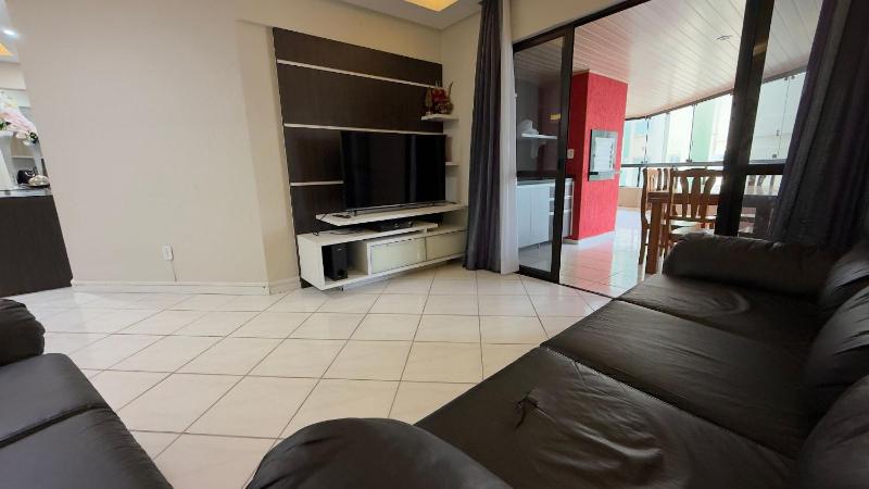 Spacious Apartment in a Beachfront Building - image 10