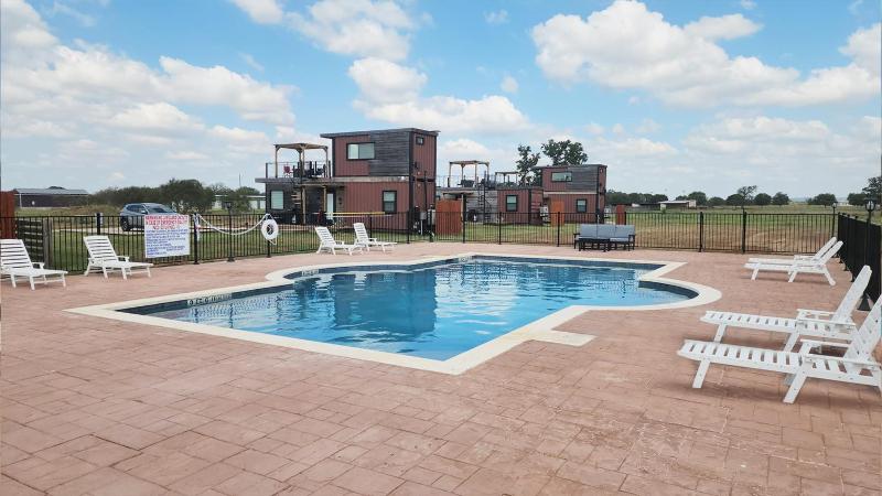 Wine Country Container Rooftop Fire Pit & Pool - image 11