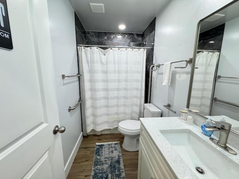 LUX Entire House 4-Bedrooms with Parking - image 11