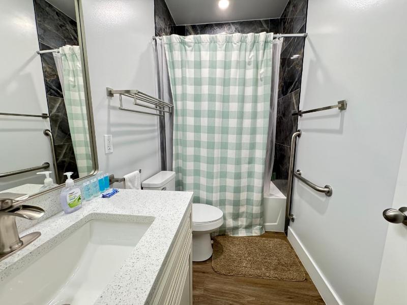 LUX Entire House 4-Bedrooms with Parking - image 9