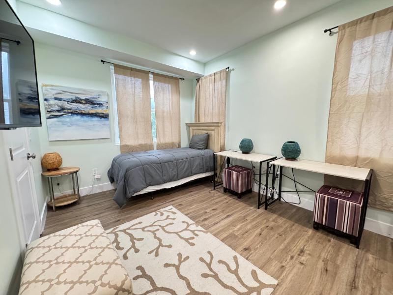 LUX Entire House 4-Bedrooms with Parking - image 5