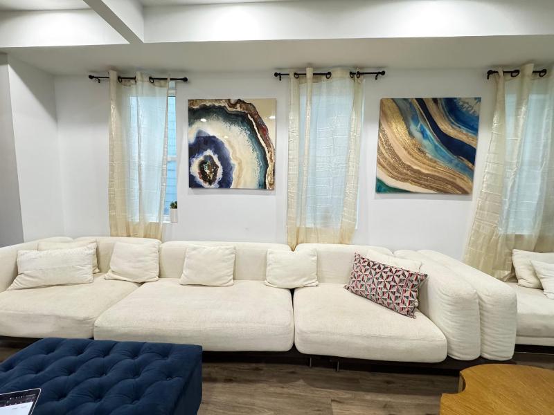 LUX Entire House 4-Bedrooms with Parking - image 10