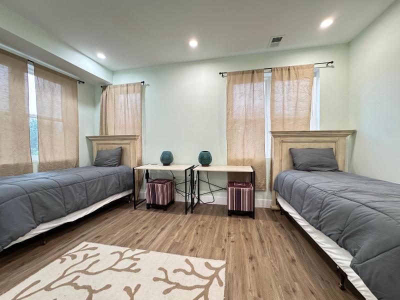 LUX Entire House 4-Bedrooms with Parking - image 2