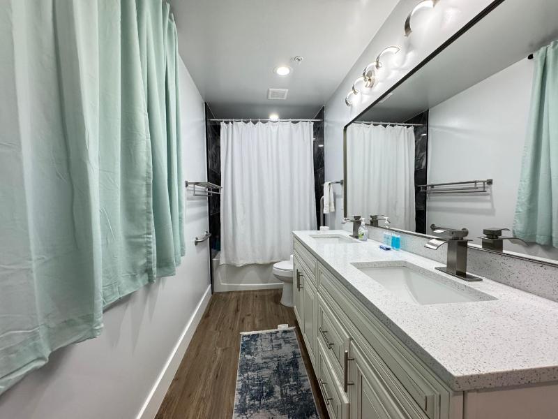 LUX Entire House 4-Bedrooms with Parking - image 8