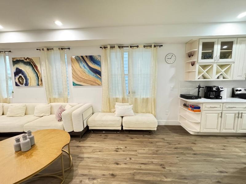 LUX Entire House 4-Bedrooms with Parking - image 16