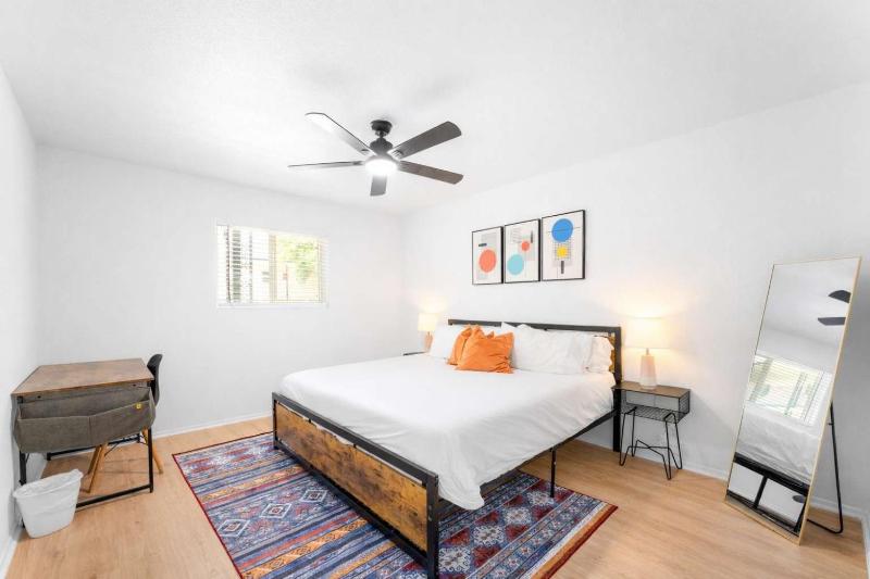 Central 2BR king suite close to UT Moody Center - image 9