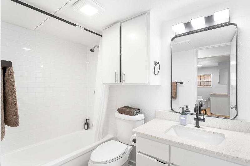 Central 2BR king suite close to UT Moody Center - image 6