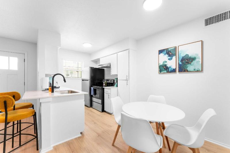Central 2BR king suite close to UT Moody Center - image 8