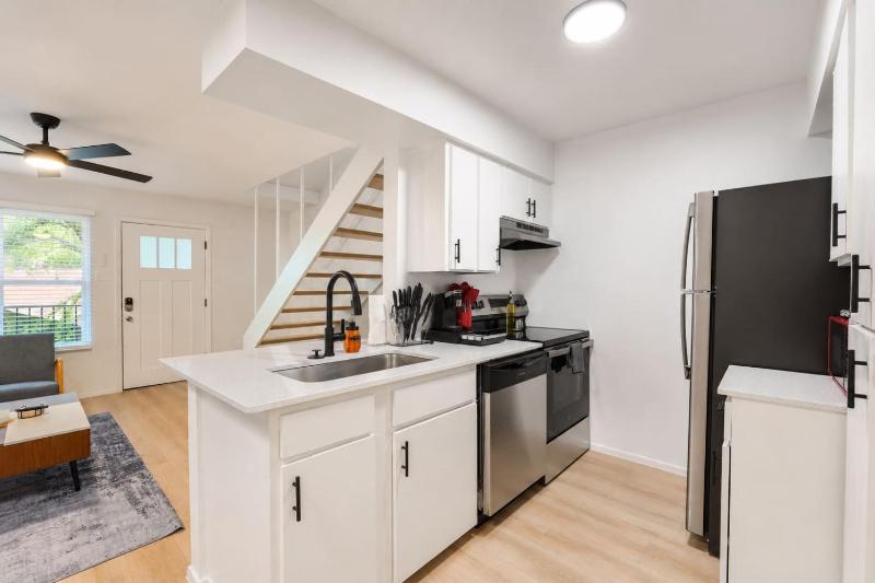 Ideal 2BR king suite close to UT Moody Center - image 9