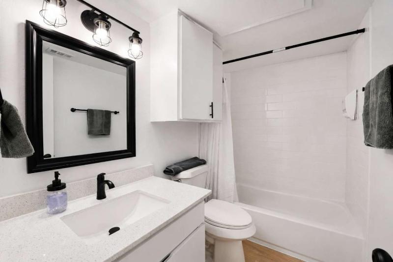 Ideal 2BR king suite close to UT Moody Center - image 5