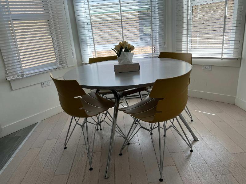 Spacious Apartment in Central Downtown Vancouver - image 4