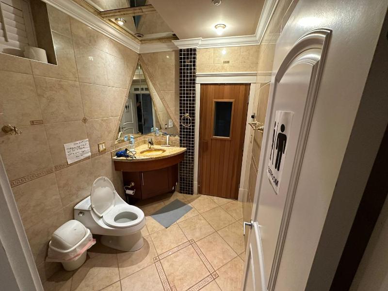 Room in Luxury Homestay Next to Mall and Skytrain - image 3