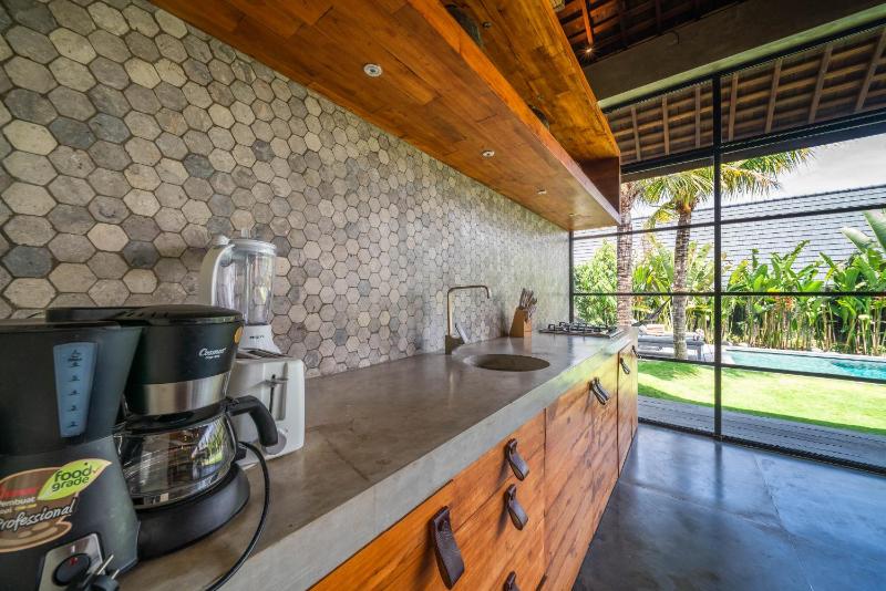 Wirtiga - Elegant 3bdr villa in the heart of Canggu! PROMO! - image 9