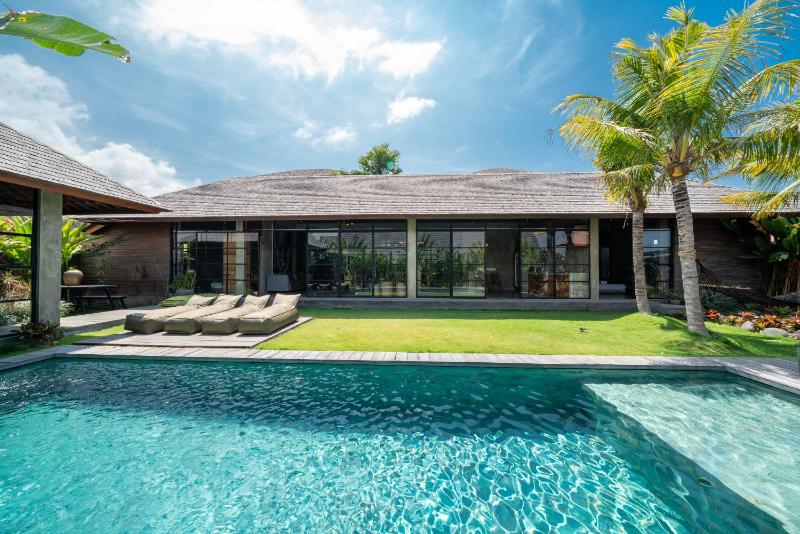 Wirtiga - Elegant 3bdr villa in the heart of Canggu! PROMO! - image 1