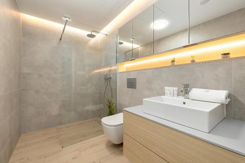 Przytulne Apartamenty Blisko Plaży z Parkingiem by Noclegi Renters - image 41