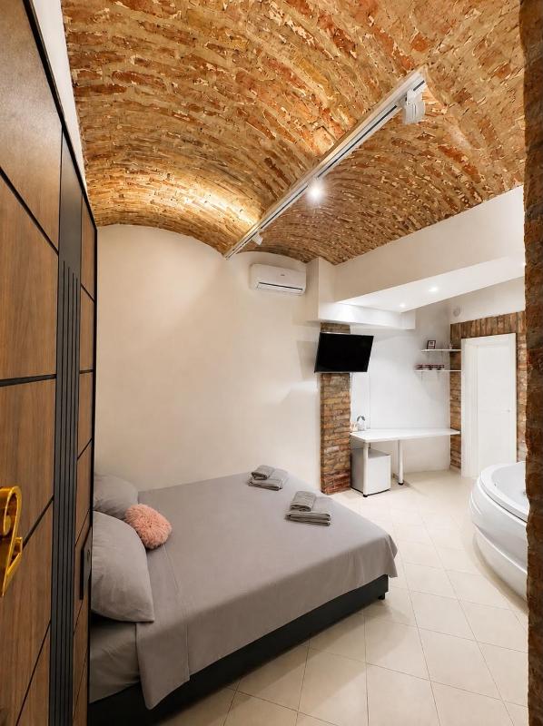 Rustic Jacuzzi apartment - image 7