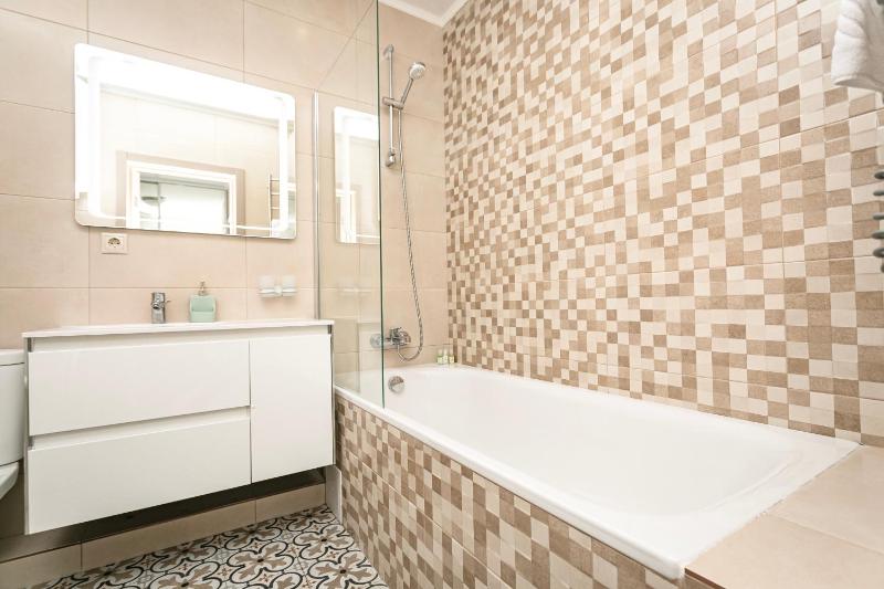 18-90b Kvartet Vasyl Lypkivskyi 16b Kyiv railway station metro nearby stunning city view Petrovdom Apartment - image 13