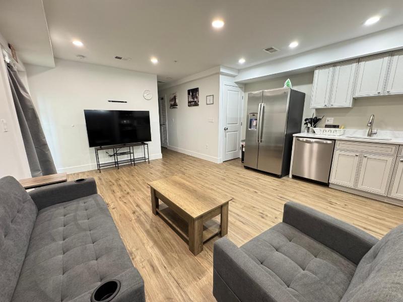 NEW COZY Apartment 2-Bedrooms Easy Parking - image 1