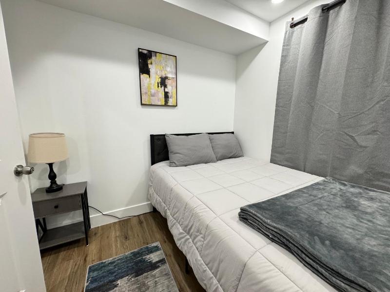 NEW COZY Apartment 2-Bedrooms Easy Parking - image 11