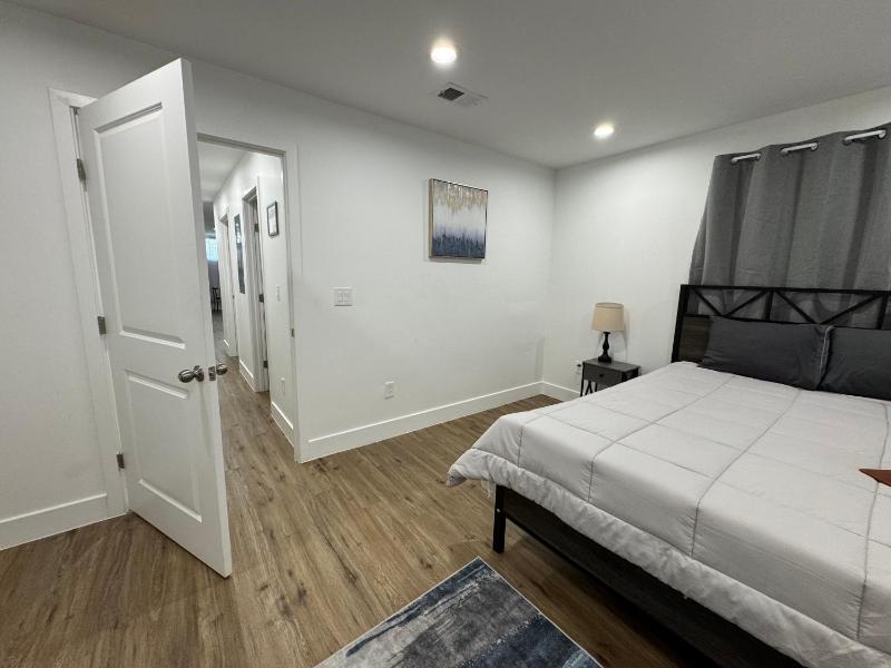 NEW COZY Apartment 2-Bedrooms Easy Parking - image 10