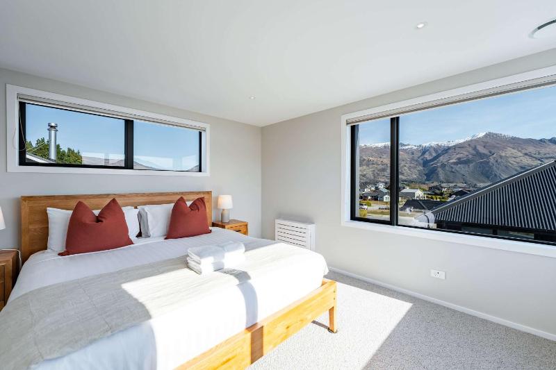 Eliza's Escape with Mountain Views - image 26