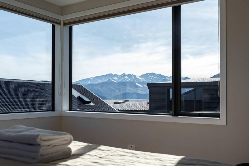 Eliza's Escape with Mountain Views - image 7