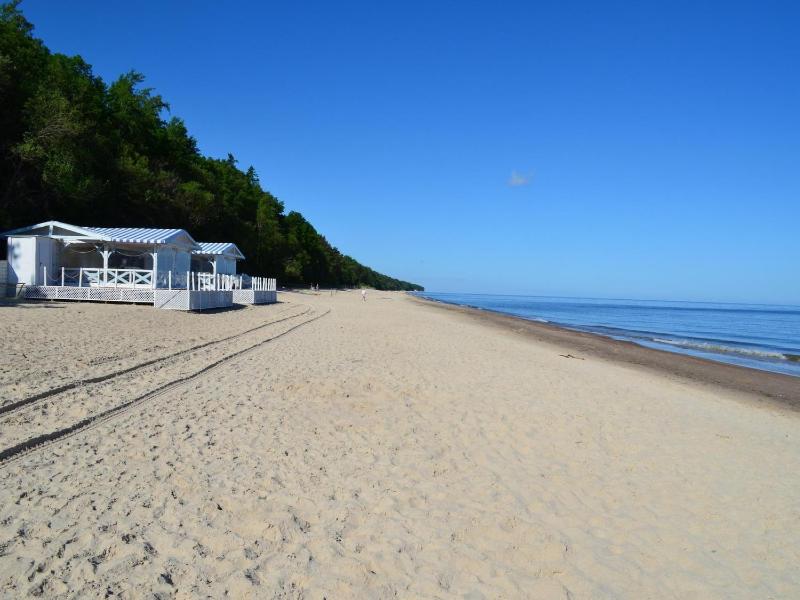 Holiday home with private garden close to the sea - image 6