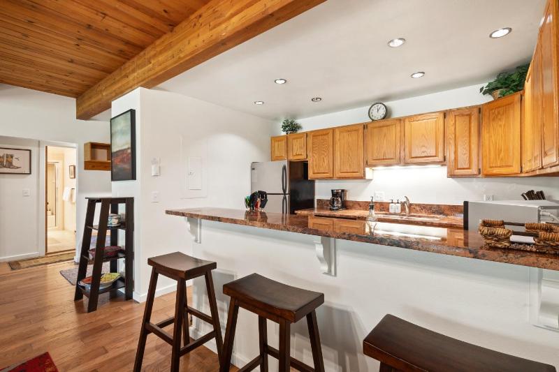 Riverside Dream! Quiet Spot w Deck 5 Min Walk to Gondola & Main St condo - image 15