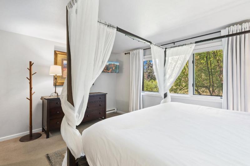 Riverside Dream! Quiet Spot w Deck 5 Min Walk to Gondola & Main St condo - image 16