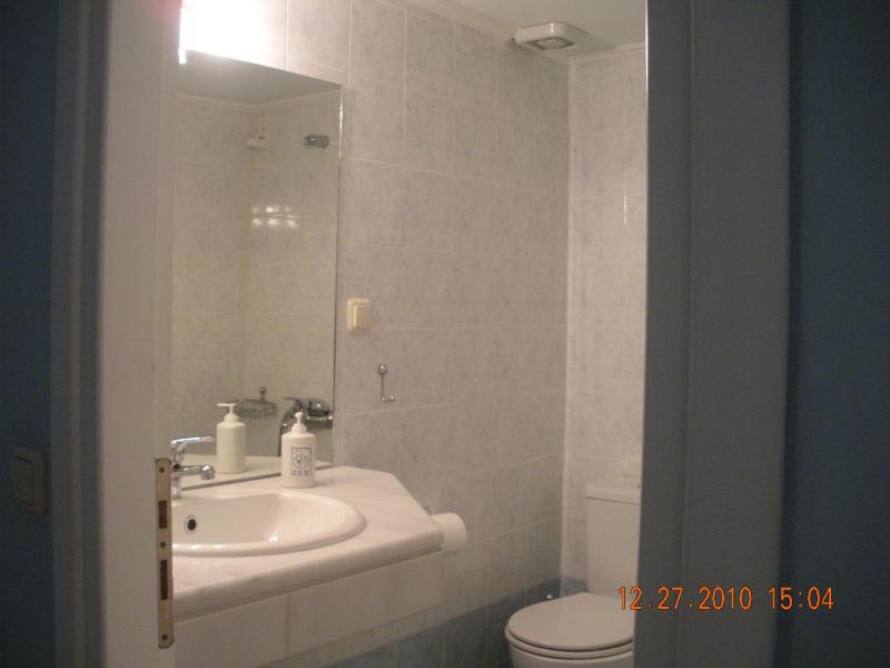 Basic Double Room image 2