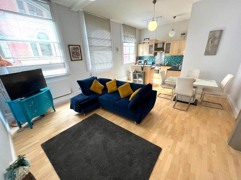 Charming 2 Bedroom Nottingham City Apartment - image 7