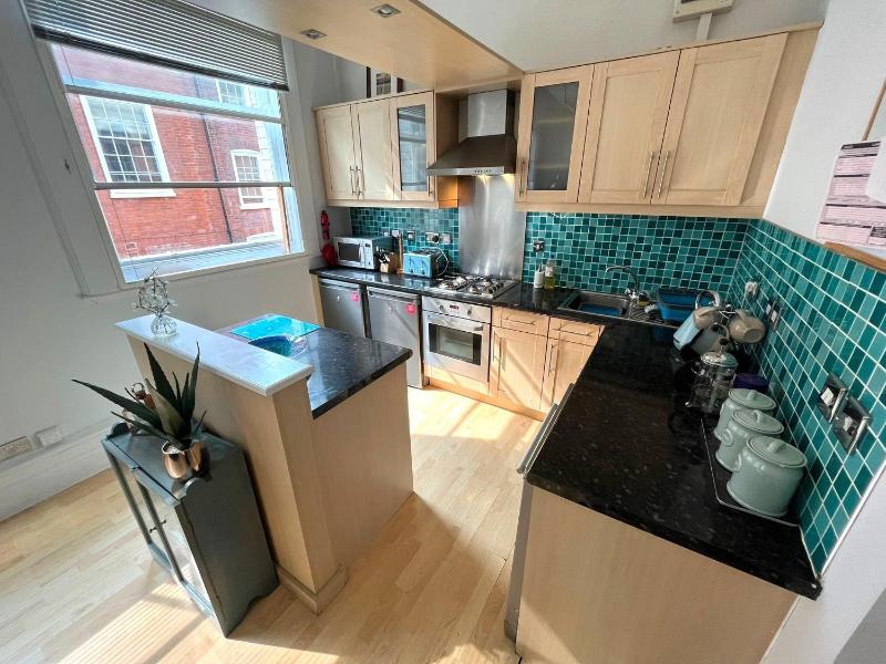 Charming 2 Bedroom Nottingham City Apartment - image 2
