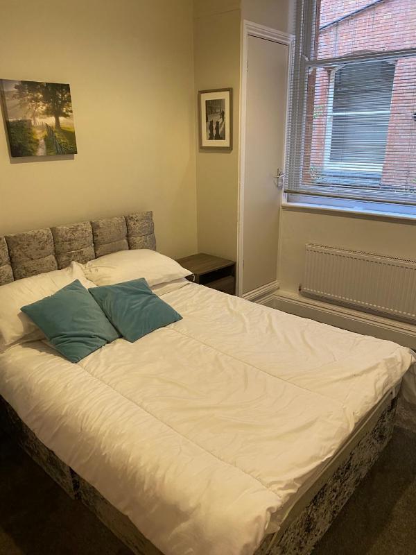 Charming 2 Bedroom Nottingham City Apartment - image 3