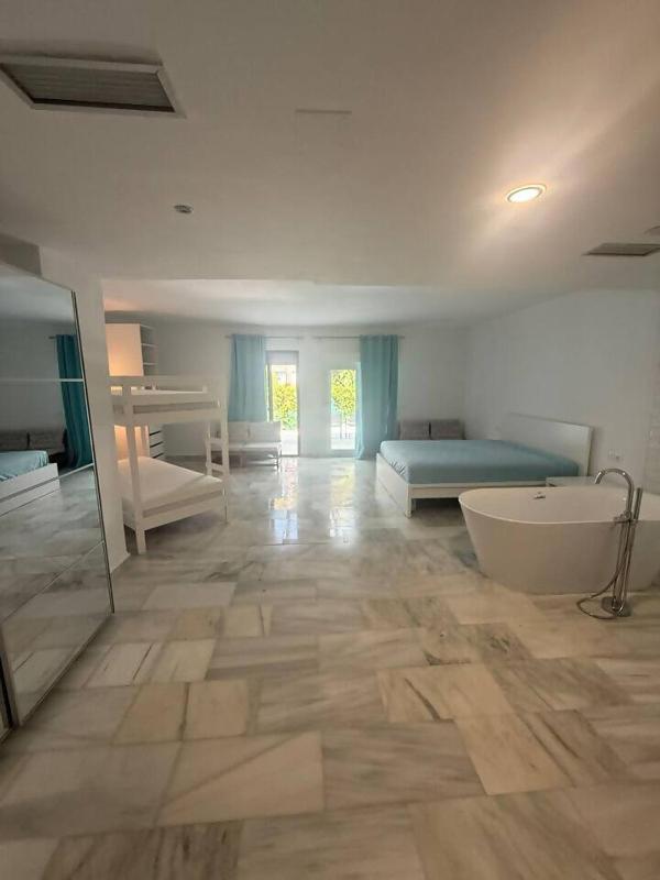 Villa en Marbella para 8 en 1ra linea de playa - image 14