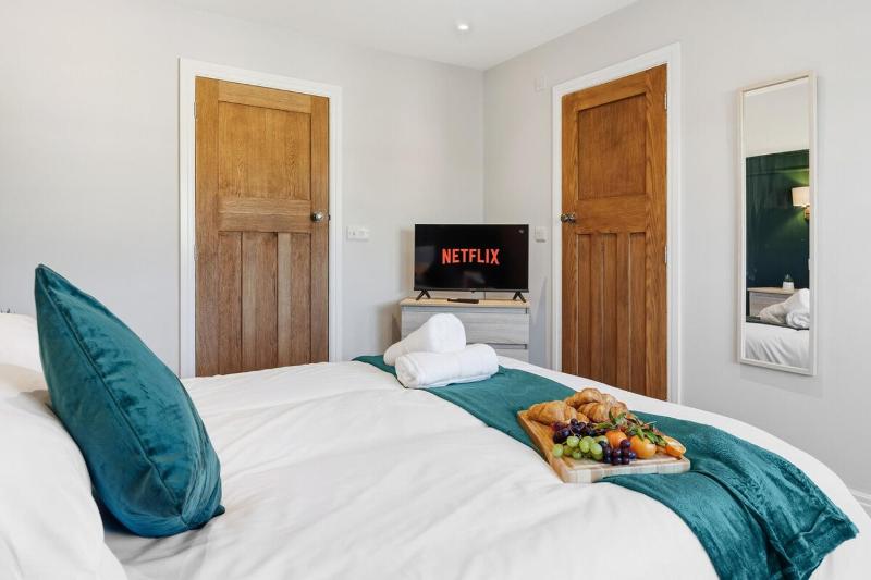 Luxury 4-Bed Contractor/Family House Sleeps 7 - image 1