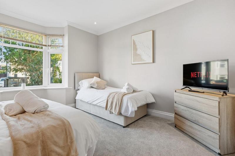Luxury 4-Bed Contractor/Family House Sleeps 7 - image 5