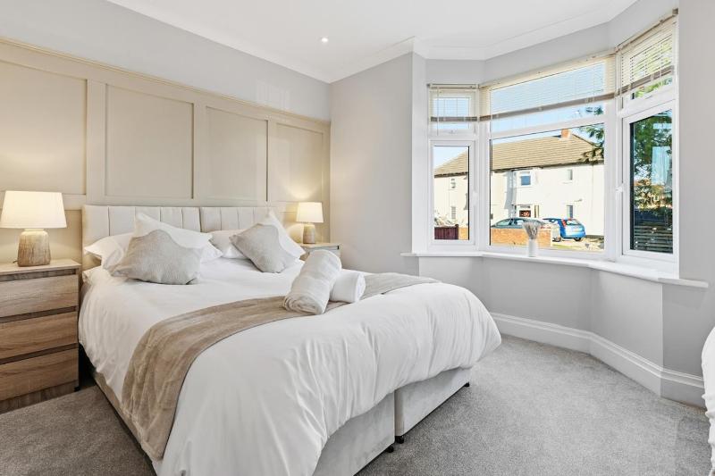 Luxury 4-Bed Contractor/Family House Sleeps 7 - image 39